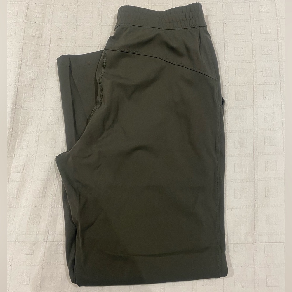 Aritzia The Group Babaton VANGUARD pant, size small